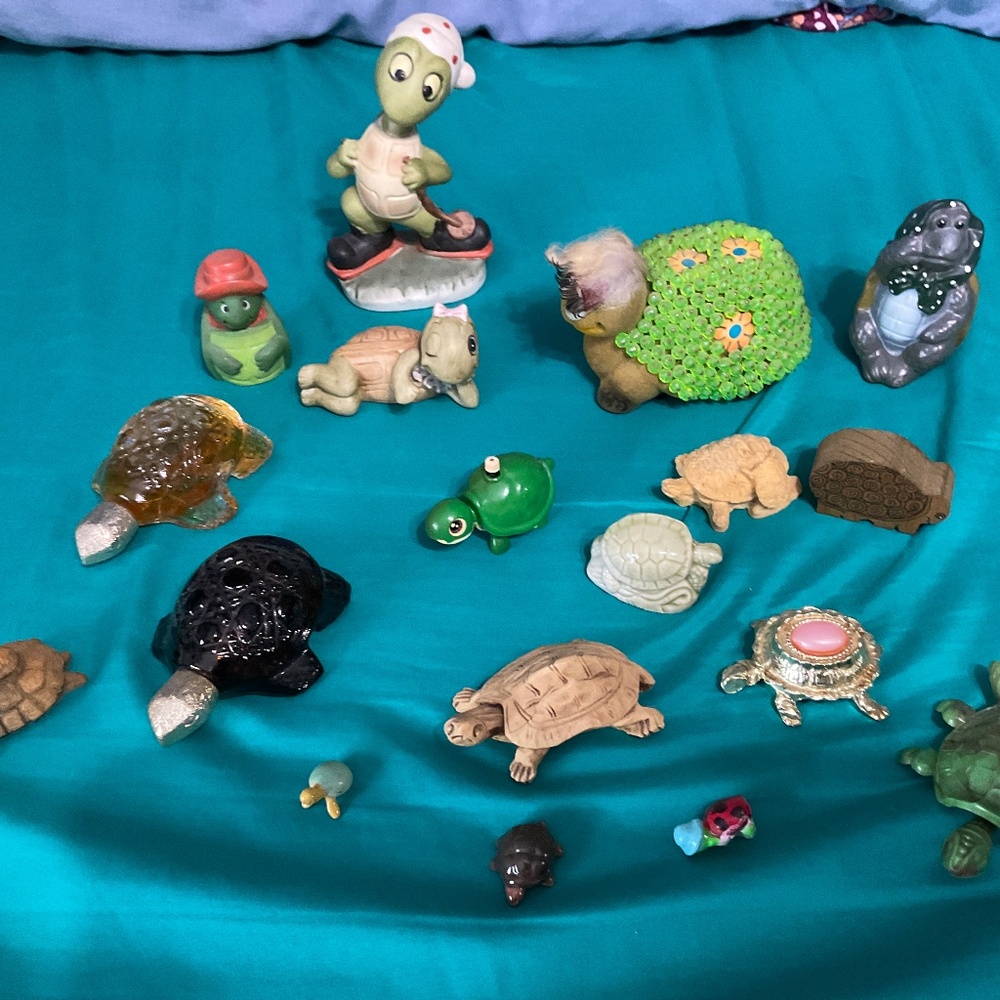 18 piece turtle statue collection from 1/2” to 5”. H181